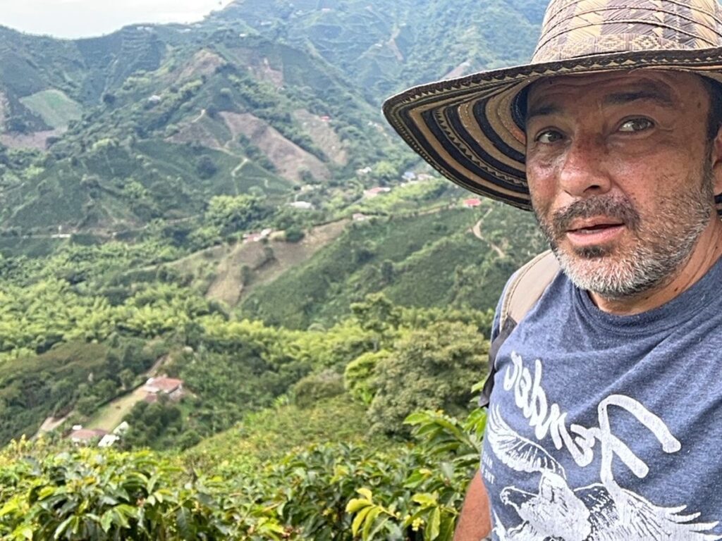 Persona con sombrero en campo agrícola de montaña